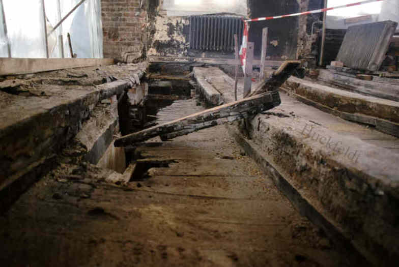 Sch&auml;den an einer Deckenkonstruktion - Suchen Sie im Bild Befallsbeweise mit Ihrer Maus!