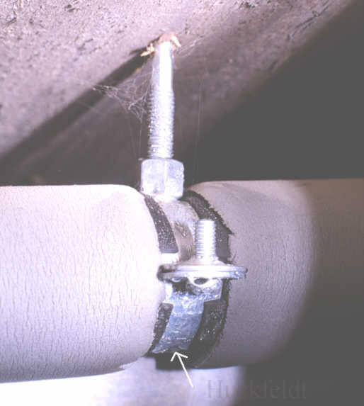 Kondensation an einer gew&ouml;hnlich isolierten Kaltwasserleitung