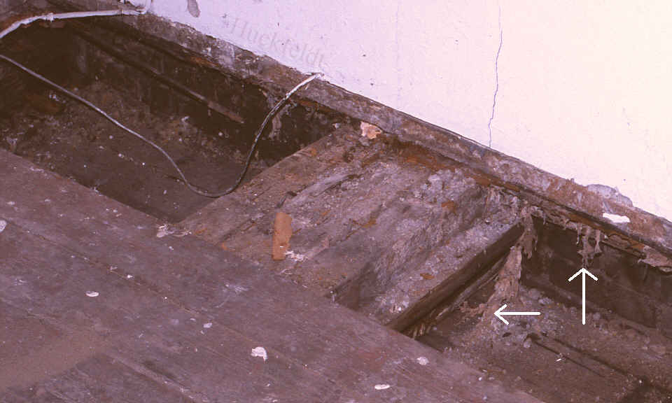 Sch&auml;den an einer Fussbodenkonstruktion, die vor der Aufnahme der Dielen nicht zu erkennen war